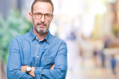 Yüzünde ciddi bir ifade ile izole arka plan üzerinde gözlük takan orta yaş ağarmış komuta sizde. Basit ve doğal kameraya bakıyor.