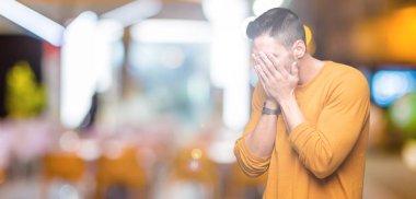 Yakışıklı delikanlı yüzünü elleri ile ağlayarak süre kapsayan üzgün ifade ile izole arka plan üzerinde. Depresyon kavramı.