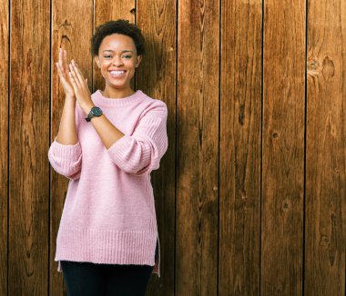 Güzel genç Afro-Amerikan kadın yüzünden izole arka plan Clapping ve mutlu ve neşeli, gururlu gülümseyen birlikte eller alkış