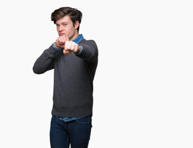 Genç yakışıklı zarif adam izole arka plan kum yumruk dövüşü, saldırgan ve kızgın saldırı, tehdit ve şiddet üzerine