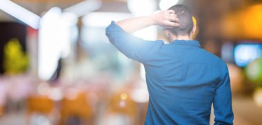 İzole arka plan geriye düşünme hakkında şüphe ile baş taraftan genç yakışıklı adam