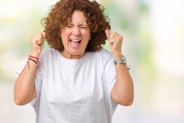 Arka plan deli kutluyor güzel orta ager üst düzey kadın üzerinde beyaz t-shirt giyen izole ve crazy arms ile başarı için kaldırdı ve heyecanlı çığlık gözler kapalı. Kazanan kavramı