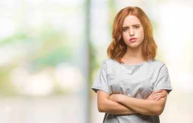 İzole arka plan şüpheci ve sinir, onaylamayan ifade yüz çapraz kolları olan genç güzel kadın. Negatif kişi.