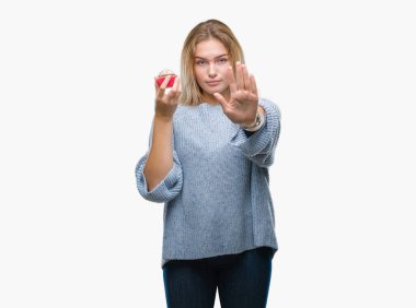 Açık eliyle dur işareti ile ciddi ve kendine güvenen ifade, savunma jest yapıyor izole arka plan üzerinde tatlı kek yeme genç kafkas kadın