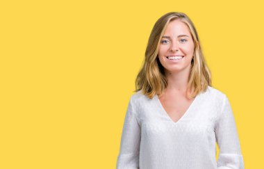 Güzel genç zarif kadın yüzünden izole arka plan el ele tutusun ve rahat ve neşeli gülümseyen parmak çarpı işareti. Başarı ve iyimser