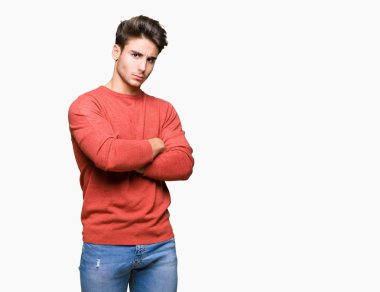 Yakışıklı delikanlı izole arka plan şüpheci ve sinir, onaylamayan ifade yüz çapraz kolları üzerinde. Negatif kişi.