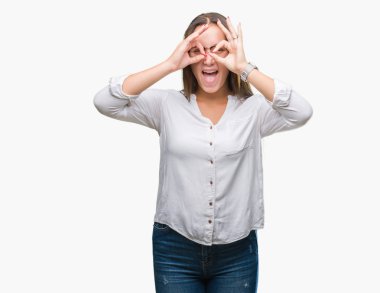 Dilini, parmaklarının arasından baktığını yapışmasını dürbün gibi ok jest yapıyor izole arka plan üzerinde gözlük takan Genç beyaz güzel iş kadını. Deli ifade.