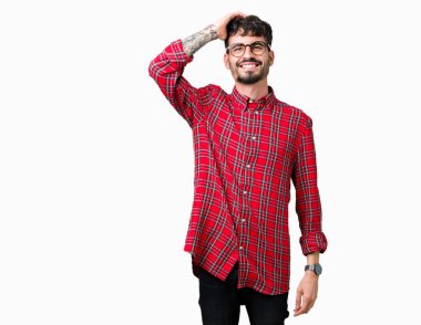 Yakışıklı delikanlı el jest yukarıya ile kendine güvenen dokunaklı saç gülümseyerek, çekici poz izole arka plan üzerinde gözlük