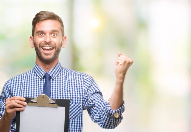 Genç yakışıklı iş adamı holding Pano gurur çığlık ve zafer ve başarı çok heyecanlı, duygu tezahürat kutluyor izole arka plan üzerinde