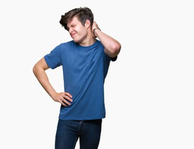 Mavi t-shirt üzerinde izole giyen genç yakışıklı adam arka plan ile el, kas ağrısı boyun dokunmadan acı boyun ağrısı yaralanma,