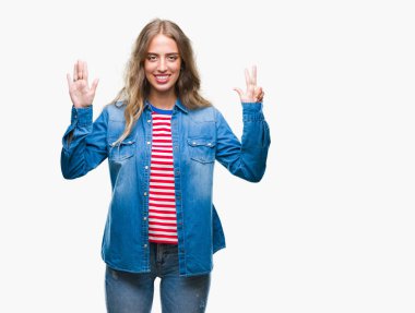 Gösterilen ve parmakları ile işaret izole arka plan üzerinde sarışın güzel genç kadın kendinden emin ve mutlu gülümseyerek süre sekiz numara.