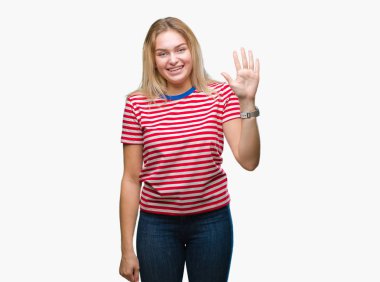 Gösterilen ve parmakları ile işaret izole arka plan üzerinde beyaz kadın kendinden emin ve mutlu gülümseyerek süre beş numara.