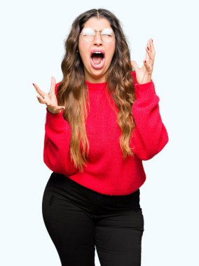 Çılgın ve kızgın bağırarak ve agresif ifade ve silah kaldırdı bağırmaya kırmızı gözlük takan genç güzel kadın. Hayal kırıklığı kavramı.