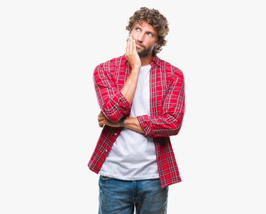 Çene düşünme hakkında soru, dalgın ifade üzerine el ile izole arka plan yakışıklı İspanyol modeli adam. Düşünceli yüzüyle gülümsüyor. Şüphe kavramı.