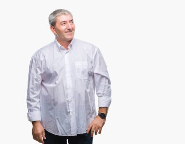 Uzak tarafına yüzünde, doğal ifade gülümseme ile seyir izole arka plan üzerinde yakışıklı komuta sizde. Kendine güvenen gülüyor.