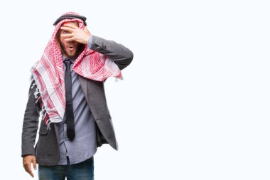 Uzun saçlı keffiyeh yüz ve gözler el ile kapsayan şok bakmak izole arka plan üzerinde giyen genç yakışıklı Arap adam utanç ifadesi ile parmaklarımın arasından arıyorsunuz.