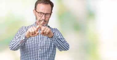 Eksi işareti yapıyor izole arka plan ret ifade geçiş parmakları üzerinde gözlük takan yakışıklı orta yaş zarif komuta sizde