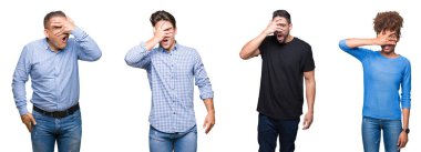 Kolaj bir grup genç ve mahcup ifadeyle parmaklarımın arasından bakan yüz ve gözler el ile kapsayan şok bakmak orta yaş kişiler.