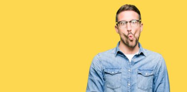 Yakışıklı adam giyen dudaklı, çılgın ve komik bir jest yapma balık yüz gözlük. Komik ifade.