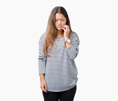 Diş ağrısı veya dişlerde dişlerle ilgili hastalık nedeniyle ağız acı ifadesi ile el ile dokunmak izole arka plan üzerinde çizgili süveter giyen genç güzel esmer kadın. Diş hekimi kavramı.