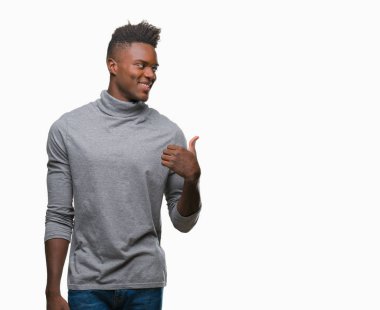 Genç Afro-Amerikan adam arıyor ve başparmak yanında yukarıyı mutlu yüz ile gülümseyen izole arka plan üzerinde.