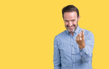 Yakışıklı orta yaş zarif komuta sizde izole arka plan üzerinde Beckoning gel burada mutlu ve gülümseyerek el davet ile jest