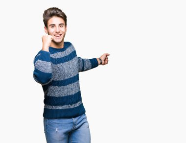 İzole arka plan dans mutlu ve neşeli, hareketli rahat ve kendinden emin müzik gülümseyen üzerinde genç yakışıklı adam