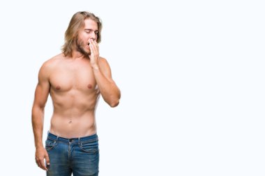 Genç yakışıklı gömleksiz adam uzun saçlı seksi vücut izole arka plan üzerinde gösterilen El ağzıyla kapsayan yorgun esneme sıkılmış. Restless ve uyku hali.