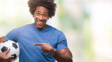 Futbol topu izole arka plan üzerinde çok mutlu el ve parmak ile işaret tutan Afro Amerikalı adam