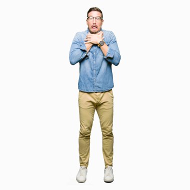 Yakışıklı adam giyen gözlük bağırarak ve çünkü boğmak acı kendi ellerimle öldürürüm. Sağlık sorunu. Yaralarından ve intihar kavramı.