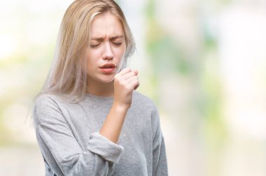 Genç Sarışın kadın hasta ve soğuk veya bronşit için semptom olarak öksürük duygu izole arka plan yüzünden. Sağlık kavramı.