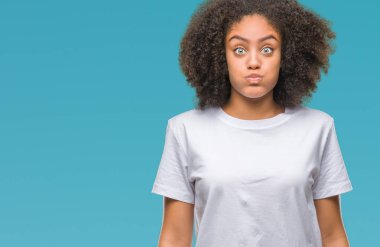 Komik surat ile yanakları şişirme izole arka plan üzerinde genç afro Amerikalı kadın. Ağız ile hava, deli ifade şişirilmiş.