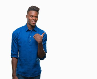 Genç Afro-Amerikan adam arıyor ve başparmak yanında yukarıyı mutlu yüz ile gülümseyen izole arka plan üzerinde.