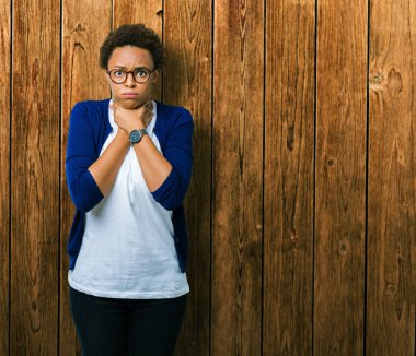 Genç güzel Afrikalı-Amerikalı kadın gözlük üzerinde arka plan bağırarak izole ve çünkü boğmak acı kendi ellerimle öldürürüm. Sağlık sorunu. Yaralarından ve intihar kavramı.