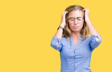 Güzel genç iş kadını çünkü umutsuz ve stresli baş ağrısı acı izole arka plan üzerinde ağrı ve migren. Ellerini kafasına.