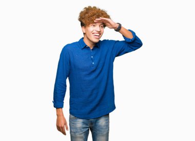 Çok mutlu ve gülümseyen uzakta el ile üzerine kafa seyir afro saçlı Genç yakışıklı zarif adam. Arama kavramı.