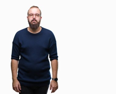 Genç beyaz hipster adam yüzünde ciddi bir ifade ile izole arka plan üzerinde güneş gözlüğü takıyor. Basit ve doğal kameraya bakıyor.