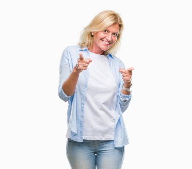 Orta yaş sarışın kadın kamera ile mutlu ve komik yüz için parmakları işaret izole arka plan yüzünden. İyi enerji ve vibes.