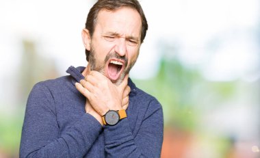 Orta yaş yakışıklı adamın bir kazak bağırarak giydiğini ve çünkü boğmak acı kendi ellerimle öldürürüm. Sağlık sorunu. Yaralarından ve intihar kavramı.