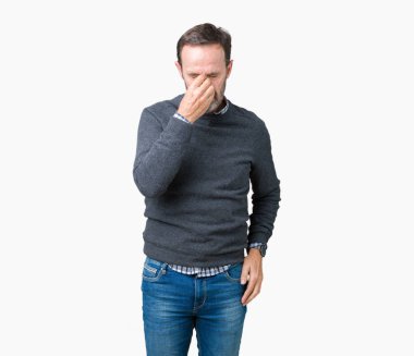 Yakışıklı orta yaş komuta sizde izole arka plan yorgun sürtünme burun ve göz yorgunluğu ve baş ağrısı duygu üzerinde bir kazak giyiyor. Stres ve hayal kırıklığı kavramı.