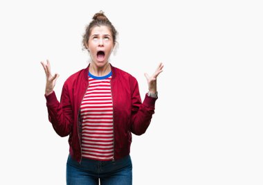 Kızgın ve silah ile başarı için deli kutluyor izole arka plan üzerinde bir ceket giyen genç kız kaldırdı ve heyecanlı çığlık gözleri kapalı güzel esmer kıvırcık saçlı. Kazanan kavramı