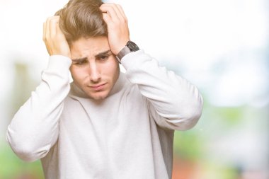 Genç yakışıklı adam giyen boğazlı kazak çünkü umutsuz ve stresli baş ağrısı acı izole arka plan üzerinde ağrı ve migren. Ellerini kafasına.