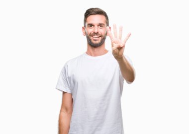 Yakışıklı delikanlı gösterilen ve parmakları ile işaret izole arka plan üzerinde dört kendinden emin ve mutlu gülümseyerek iken numara.
