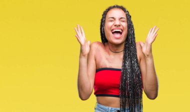 Genç örgülü saç Afrika kökenli Amerikalı pigmentasyon ile izole arka plan kutlama üzerinde Doğum işareti kızgın ve çığlık kaldırdı ve kapalı gözleri heyecanlı silah ile başarı için deli leke. Kazanan kavramı