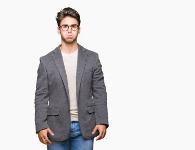 Komik surat ile yanakları şişirme izole arka plan üzerinde gözlük takan genç iş adamı. Ağız ile hava, deli ifade şişirilmiş.