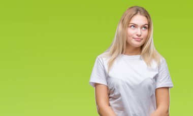 Görünümlü yan ve dik dik bakma uzağa düşünce gülümseyen izole arka plan üzerinde beyaz kadın.