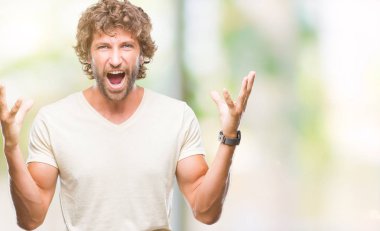 Yakışıklı İspanyol modeli adam izole arka plan çılgın ve kızgın bağırarak ve agresif ifade ve silah kaldırdı bağırıyor. Hayal kırıklığı kavramı.