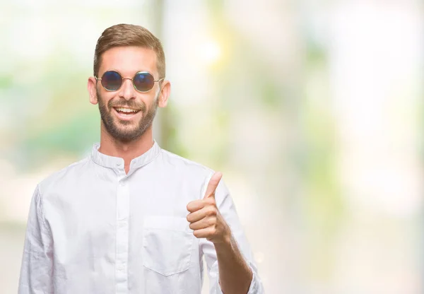 Homem Bonito Jovem Usando Óculos Sobre Fundo Isolado Fazendo Polegares — Fotografia de Stock