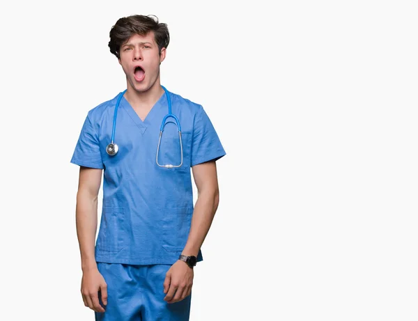 Giovane Medico Indossando Uniforme Medica Sfondo Isolato Faccia Shock Guardando — Foto Stock