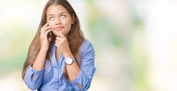 Praten Smartphone Jonge Mooie Brunette Zakenvrouw Geïsoleerd Achtergrond Ernstige Gezicht — Stockfoto